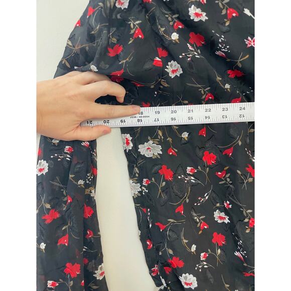 Lulus Feminine Romantic Holiday Wrapped in Blooms Floral Balloon Sleeve Top‎ M - Picture 12 of 13